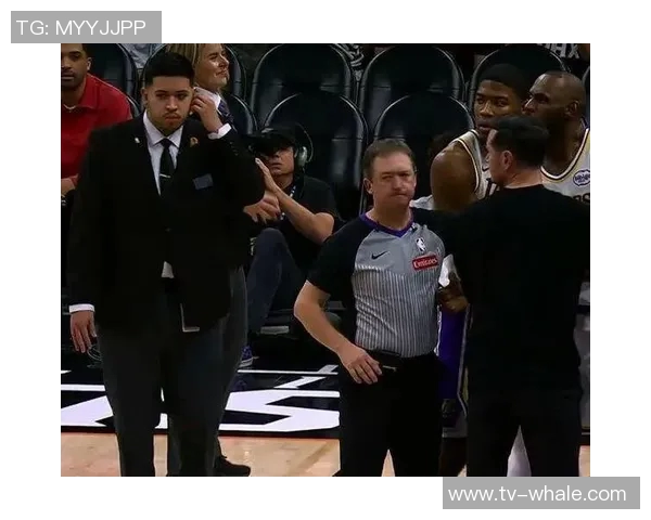 布克回应裁判判罚称其对詹姆斯手腕犯规的说法不实并已回放确认