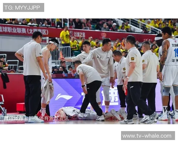 曾凡博再度受伤紧急送医检查球迷为其健康担忧